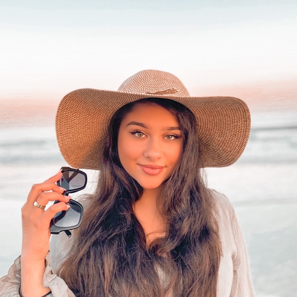 Meet your Posher, Hala - Picture 1 of 1